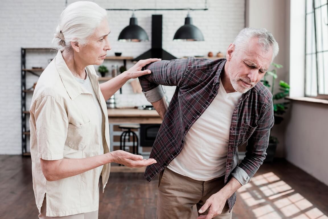Уход за пожилыми людьми с болью в спине в доме престарелых